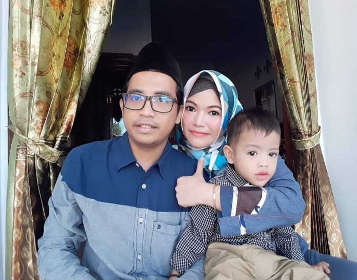 Faizi bersama istri dan anak