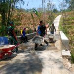 Panas Terik Satgas TMMD Tetap Semangat Bekerja