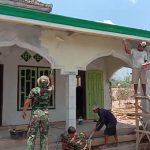 Satgas TMMD Lakukan Pengecatan Masjid Al Fatah di Dusun Keron