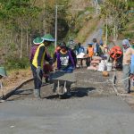 Satgas TMMD dan Warga Tak Kenal Lelah, Hari Libur Tetap Semangat Bekerja