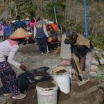 Semangat Perempuan Dusun Beji Turut Sukseskan TMMD 118 Kodim 0804/Magetan