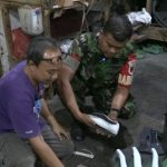 Jaga Kelestariannya, Babinsa Koptu Dwi Santoso Dampingi Perajin Kulit di Magetan
