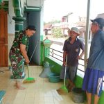 Babinsa Koramil Bendo Kerja Bakti Bersihkan Tempat Ibadah
