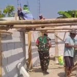 Jalin Silaturahmi, Babinsa Koramil Barat Bantu Warga Bangun Rumah
