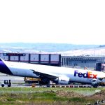 Tegang! Tak Ada Korban, Pesawat Kargo Boeing 767 Itu Mendarat Tanpa Roda Depan