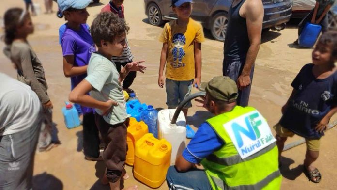 LAZIS Nurul Falah yang turut berperan aktif dalam menyalurkan bantuan air minum kepada para pengungsi yang sangat membutuhkan pada Jumat 2 Agustus 2024.