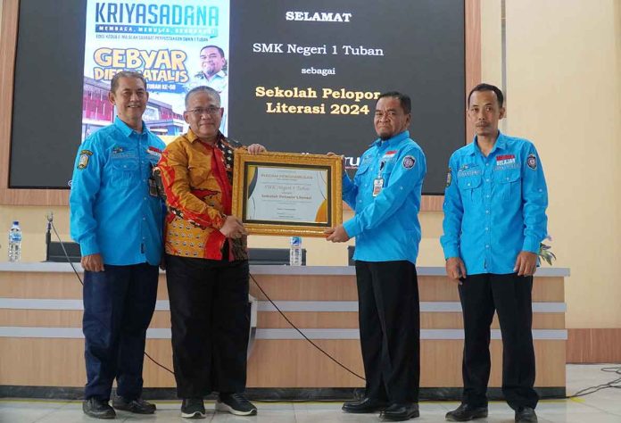 Penyerahan piagam penghargaan diserahkan langsung oleh CEO Mediaguru, Mohammad Ihsan kepada Kepala Sekolah SMKN 1 Tuban, Sucipto, S.Pd, M.M di Gedung Pertemuan SMKN 1 Tuban, Selasa (27/8/2024).