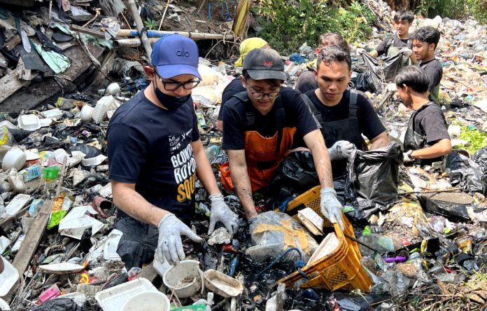 Gilang Widya dan Pandawara saat membersihkan sungai