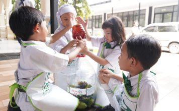 Rayakan Lulusan dengan Aksi Sosial, Murid Alazka Donasi Mukenah dari Jualan Eco Enzyme