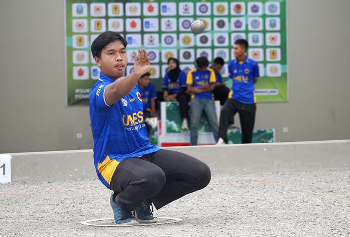 Fandy Ahmad Fianto (Unesa A) saat beraksi pada final nomor single man Petanque Pomprov III Jatim di Lapangan Petanque Kampus 2 Unesa Lidah Wetan Surabaya, Sabtu (31/5/2025). Fandy berhasil meraih medali emas.