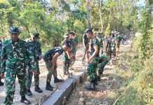 Penuh Semangat, Anggota koramil 0814- 05/ Perak Bersama Satgas TMMD ke-125 Kodim 0814/Jombang Mengerjakan Pengecoran Jalan