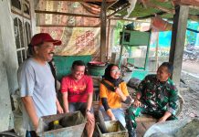 Anggota Satgas TMMD Menyempatkan Bercengkerama dengan Warga Kromong