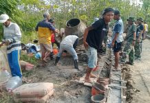 Satgas TMMD 125 Kodim Jombang Bersama Warga Kebut Pengerjaan Jalan di Desa Kromong