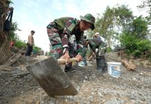 Tak Kenal Lelah, Prajurit TNI AD Kerahkan Tenaga Demi Pavingisasi Jalan Desa Kromong