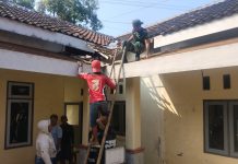 Personel Satgas TMMD Ke-125 Karya Bakti di Sekitar Kantor Desa