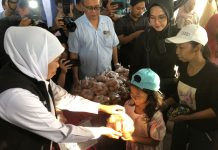 Gubernur Khofifah Gelar Pasar Murah, Jamin Akses Kebutuhan Pokok Terjangkau