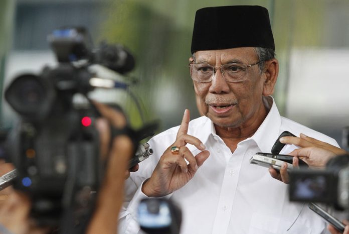 Tokoh agama K.H. Hasyim Muzadi menjawab pertanyaan wartawan usai menemui pimnpinan KPK di Gedung KPK, Jakarta, Jumat (7/6).