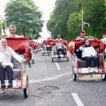 Bupati Ipuk Serahkan 200 Becak Listrik Bantuan Presiden ke Pengemudi Becak Lansia