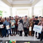Beri Kepastian Hukum, Bupati Ipuk Serahkan 186 Sertifikat Tanah Nelayan Banyuwangi