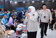 Gubernur Khofifah Lepas Kloter Pertama Jemaah Haji Embarkasi Surabaya, Pesankan Jaga Kesehatan dan Kekhusyukan