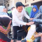 Bupati Subandi Serahkan Kursi Roda untuk Anak Disabilitas di Sukodono: Imbau Orang Tua Sabar dan Rutin Kontrol