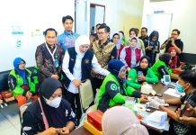 Gubernur Khofifah Tinjau Cek Kesehatan Gratis untuk 1.000 Ojol di RS KORPRI Pura Raharja