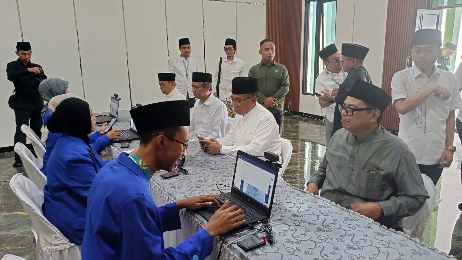 Tampak Gus Yahya sedang melalukan registrasi. 