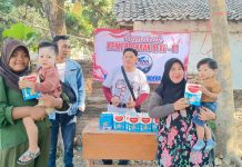 Peduli Gizi Balita, Tim Sigap Sejahtera dan Pena Situbondo Bagikan Susu Formula Gratis