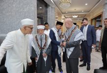 Tokoh Palestina Bersilaturahmi dengan Rois Aam PBNU K.H. Miftachul Akhyar di Ponpes Miftachussunnah Surabaya