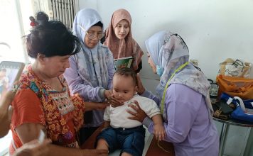 Bertabur Hadiah, Rusmi Asri Bawa Balitanya ke Posyandu di Toko Alfamart