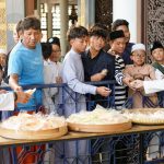 Masjid Al-Akbar Bagikan 810 Melon Hasil Panen kepada Jamaah