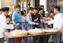 Masjid Al-Akbar Bagikan 810 Melon Hasil Panen kepada Jamaah