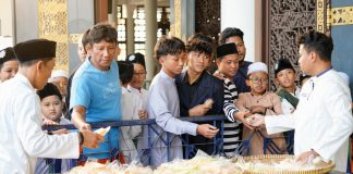 Masjid Al-Akbar Bagikan 810 Melon Hasil Panen kepada Jamaah