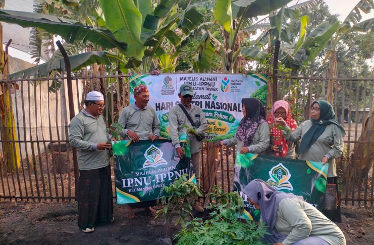 Tanam 100 Pohon Pepaya, Majelis Alumni IPNU-IPPNU Diwek Sambut Hari Santri