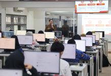 Guru SD Belajar Coding dan AI di Untag Surabaya