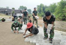 Warga dan Satgas Kompak Pasang Paving, Ketelitian Jadi Prioritas