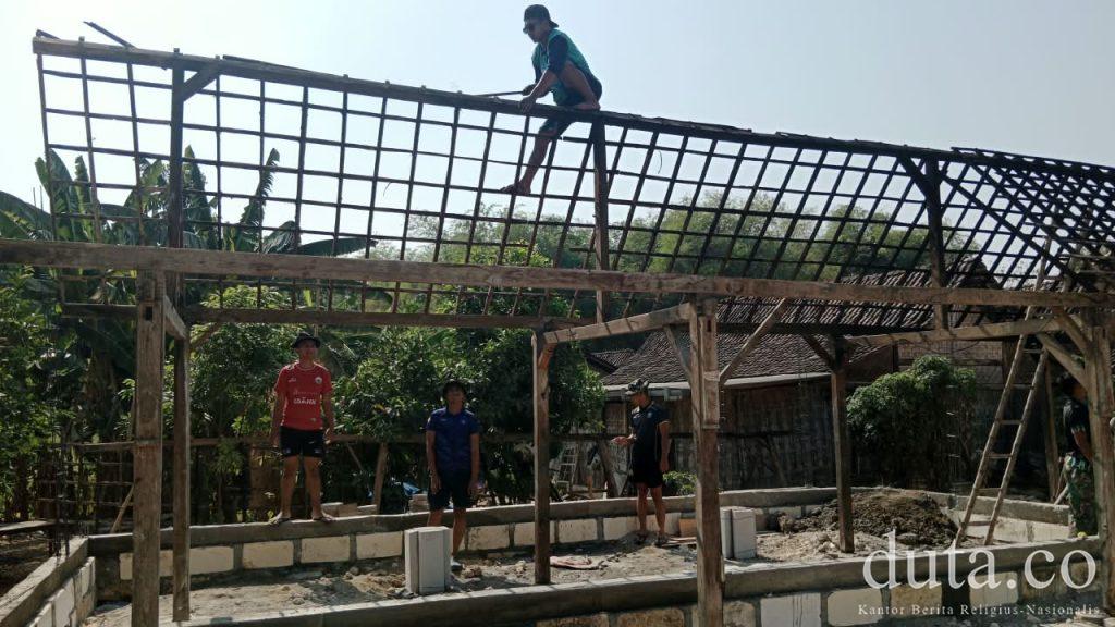 Rehab RTLH, Satgas TMMD Kodim Ngawi Mulai Ganti Kayu Lapuk dengan yang ...