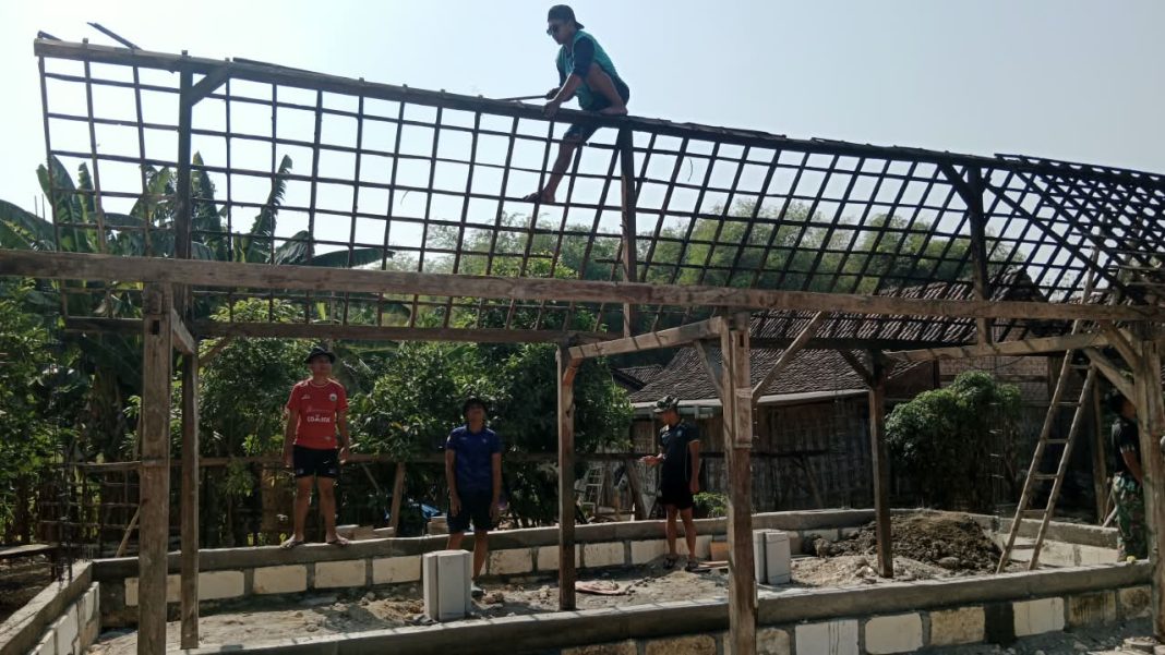 Rehab RTLH, Satgas TMMD Kodim Ngawi Mulai Ganti Kayu Lapuk dengan yang ...