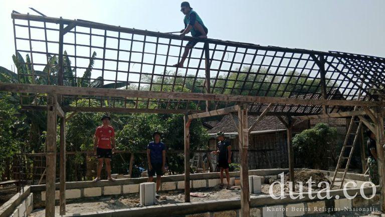 Rehab RTLH, Satgas TMMD Kodim Ngawi Mulai Ganti Kayu Lapuk dengan yang ...
