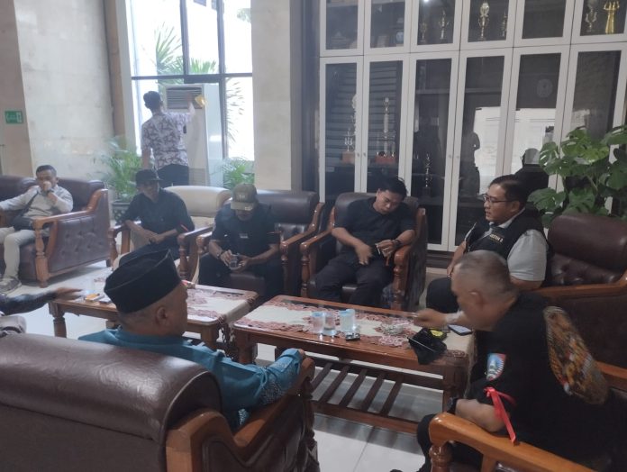 Para peserta aksi saat ditemu jajaran pejabat pemkab jombang