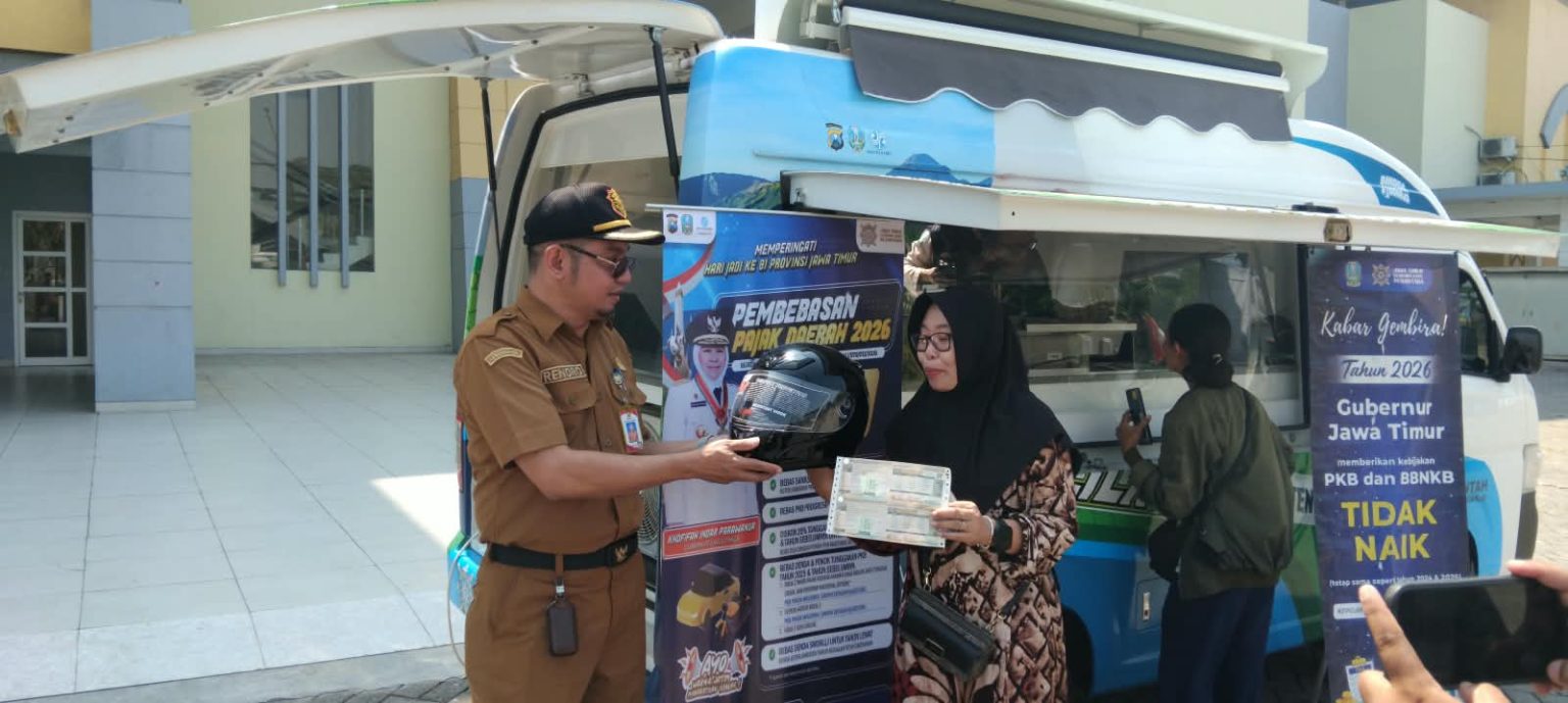 Kaget Ada Razia di GOR Delta, Pengendara Sidoarjo Malah Dapat Helm ...