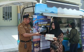 Kaget Ada Razia di GOR Delta, Pengendara Sidoarjo Malah Dapat Helm Gratis dari BPPD