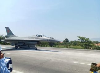 TNI AU Sukses Uji Coba Pesawat Tempur Mendarat dan Lepas Landas di Tol Pasuruan-Probolinggo