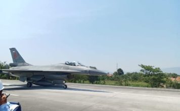 TNI AU Sukses Uji Coba Pesawat Tempur Mendarat dan Lepas Landas di Tol Pasuruan-Probolinggo