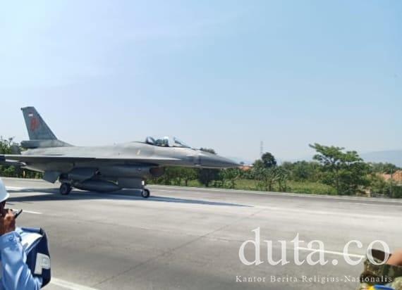 TNI AU Sukses Uji Coba Pesawat Tempur Mendarat dan Lepas Landas di Tol Pasuruan-Probolinggo