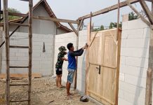 RTLH Milik Bu Kasiyem Mulai Dipasang Pintu
